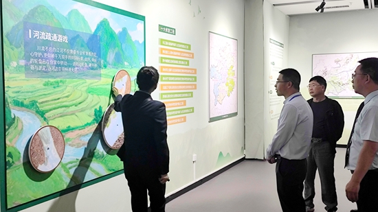 “山水新颜——贵州省国土空间生态保护修复成效展”在贵州省地质博物馆开展_fororder_嘉宾们跟随讲解员参观贵州省国土空间生态保护修复成效展