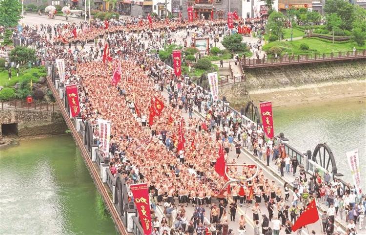 贵州：划龙舟 品美味 体验民族风情！端午假期，文旅体越融越出彩