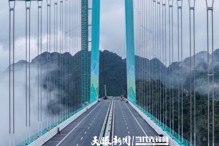 雾绕青峦，桥锁烟霞！花江峡谷大桥宛若山水墨卷