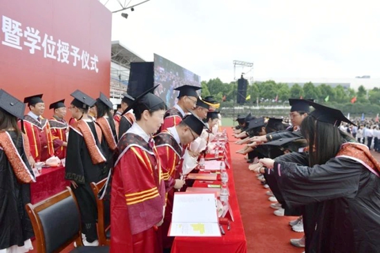 贵州大学举行2025届毕业典礼暨学位授予仪式_fororder_微信图片_20250630120023