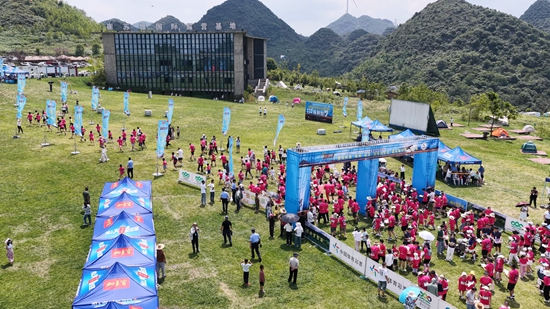 “赛动黔景”享清凉 毕节大方定向赛奏响避暑旅游新乐章_fororder_选手起跑-彭佑林摄