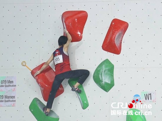 2025亚洲青年攀岩锦标赛在贵州贵阳启幕 14国211名健儿竞逐巅峰_fororder_选手攀岩1