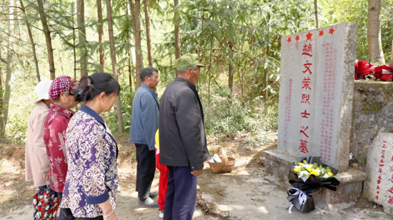 贵州盘州邹家五代人89年守护红军墓 诚信传承铸就精神丰碑_fororder_微信图片_20250526155337