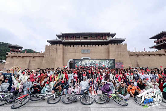 环贵州S3赛段（都匀绿博园-雷山西江苗寨）开赛：穿越苗岭画廊 叩响千户苗寨_fororder_微信图片_20251022143749_2035_60