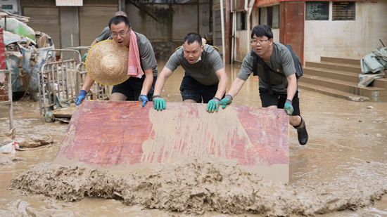 贵州受灾地区迅速开展灾后重建工作 群众生产生活秩序有序恢复_fororder_镇远2
