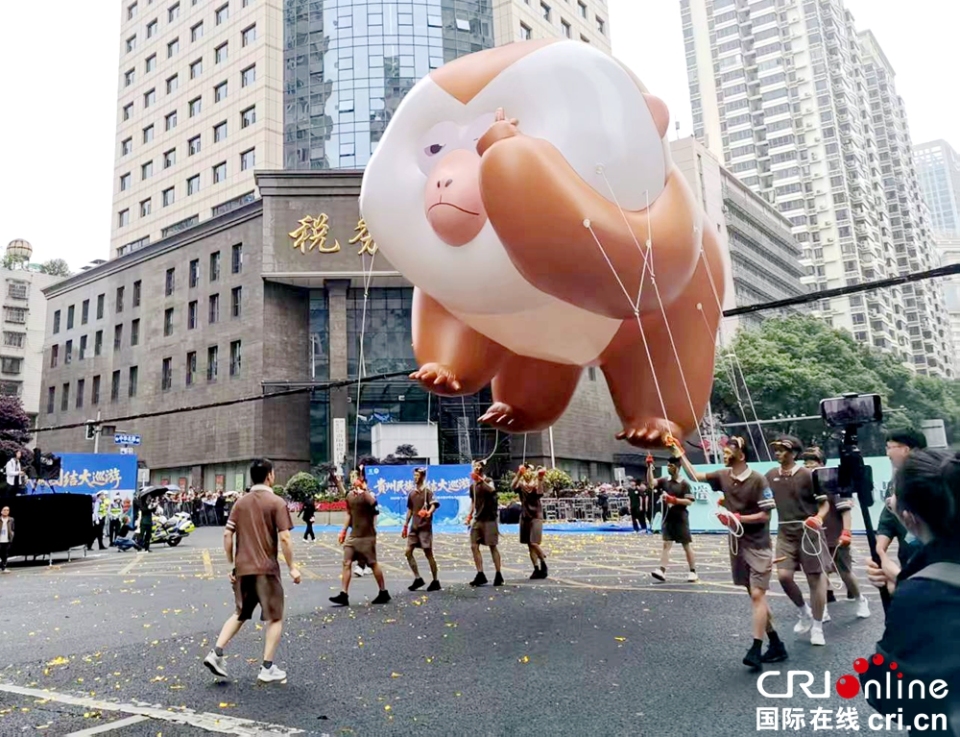 万人空巷！贵州贵阳2.3公里长街变身“民族大舞台”  巡游嗨翻天_fororder_微信图片_20250518163954