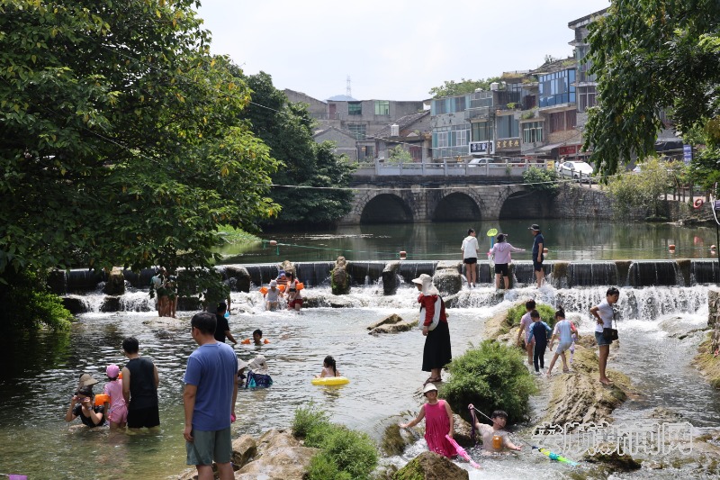 黄果树镇石头寨村：青山叠翠揽客至 碧波清流入画来