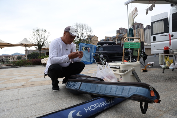 贵州罗甸:房车游客提前打卡静候垂钓盛宴 贵州罗甸:房车游客提前打卡静候垂钓盛宴_fororder_外地游客正在整理渔具.JPG