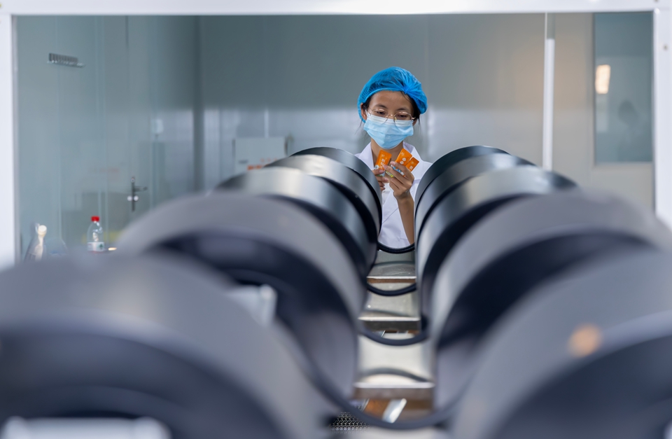 贵州罗甸：农产品加工忙_fororder_2025年8月26日，工人在贵州省黔南布依族苗族自治州罗甸县边阳镇贵州山味鲜生食品科技有限公司加工食品。 (5)