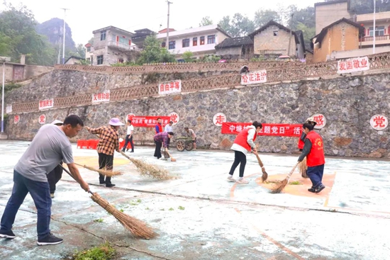 贵州长顺：“组合拳”擦亮乡村“高颜值”_fororder_长顺县长寨街道干群在打扫广场