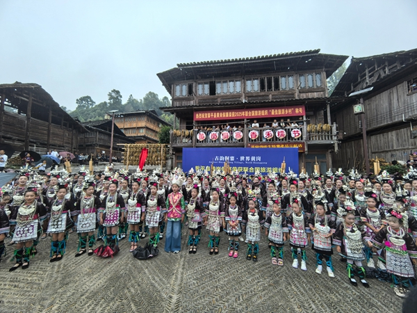 贵州黎平黄岗“香禾糯”节启幕：千年侗寨品糯香 世界乡村展新颜_fororder_侗族大歌表演（陈玉摄） - 副本
