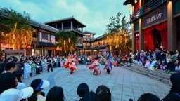 贵州都匀秦汉影视城“五一”揽客近9万  “沉浸式穿越”火出圈