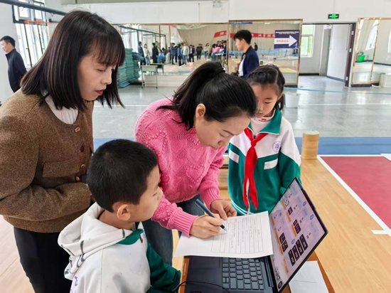 黔南州2025年师生信息素养提升实践活动智能机器人赛在瓮安九中举行_fororder_评委评分（瓮安县教育局 供图）