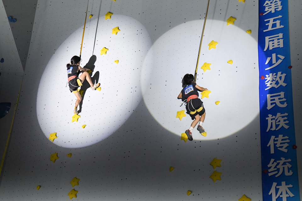 贵州黄平：黔东南州运会攀岩赛 黄平创佳绩_fororder_2025年7月19日，参赛选手在参加攀岩项目比赛。陈孝新 摄 (6).JPG
