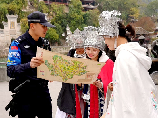 贵州镇远：创建全国文明城市 绽放古城崭新风采_fororder_镇远旅游警察贴心为游客服务