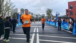 五千跑者燃情开跑 九城地产杯盘州第二届全民健康跑成功举办