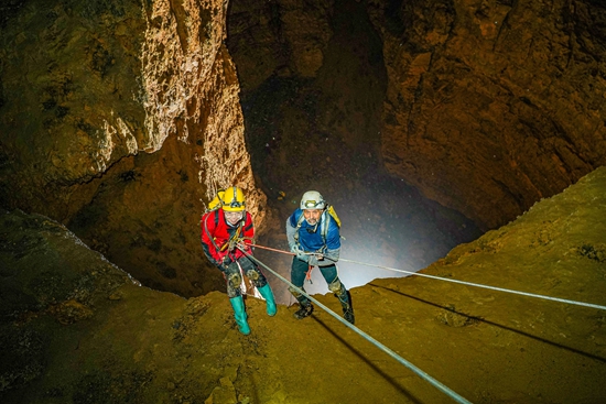 新增2.6公里 贵州绥阳双河洞以439.7公里稳居亚洲第一长洞_fororder_科考队深入洞穴