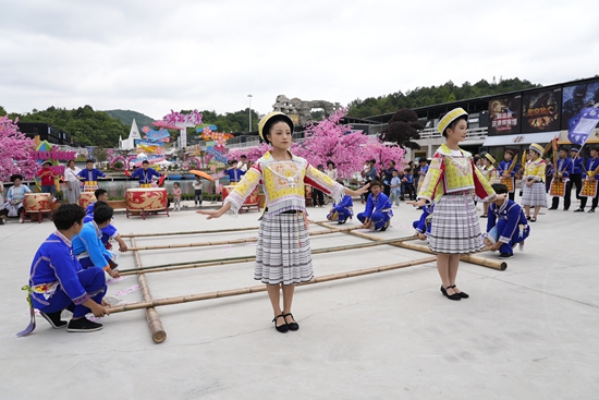端午节期间 贵阳清镇市共接待游客32万人次_fororder_恐龙小镇四印苗活动 鲍凯摄.JPG