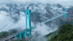 雾绕青峦，桥锁烟霞！花江峡谷大桥宛若山水墨卷
