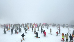 六盘水市水城区玉舍雪山滑雪场正式开板 创新玩法丰富冰雪体验