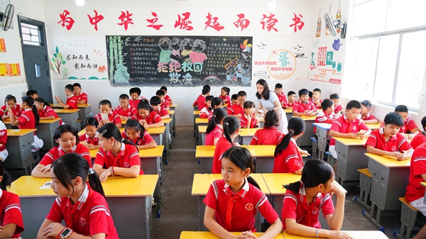 贵州丹寨：“护苗·绿书签”进校园 筑牢青少年健康成长防线_fororder_工作人员在丹寨县城关第二小学为学生们发放绿书签 莫昌怡.JPG