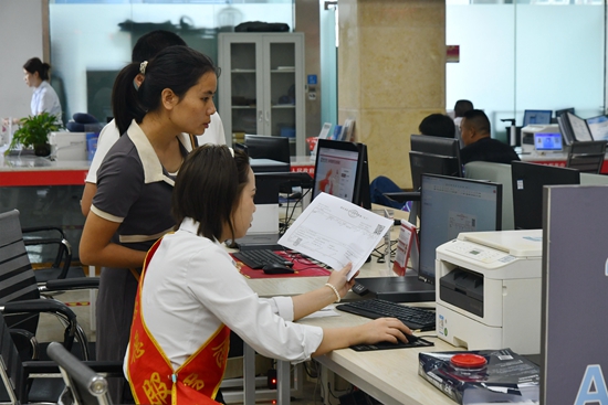 贵州罗甸：增设潮汐窗口 高效办理助学贷款 助力学子圆梦_fororder_志愿服务人员帮助贷款家长与学子打印资料