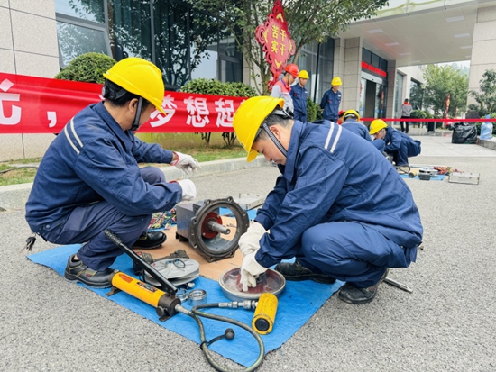 贵州瓮安：筑牢人才“蓄水池”汇聚发展新动能_fororder_职工参加技能比武大赛（瓮安融媒  供图）