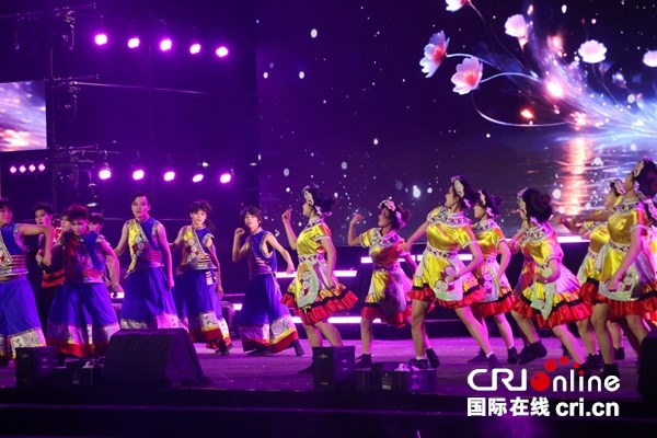 毕节2025火把狂欢暨避暑旅游季火热进行中 六万余人共赴文旅盛宴_fororder_歌舞表演5