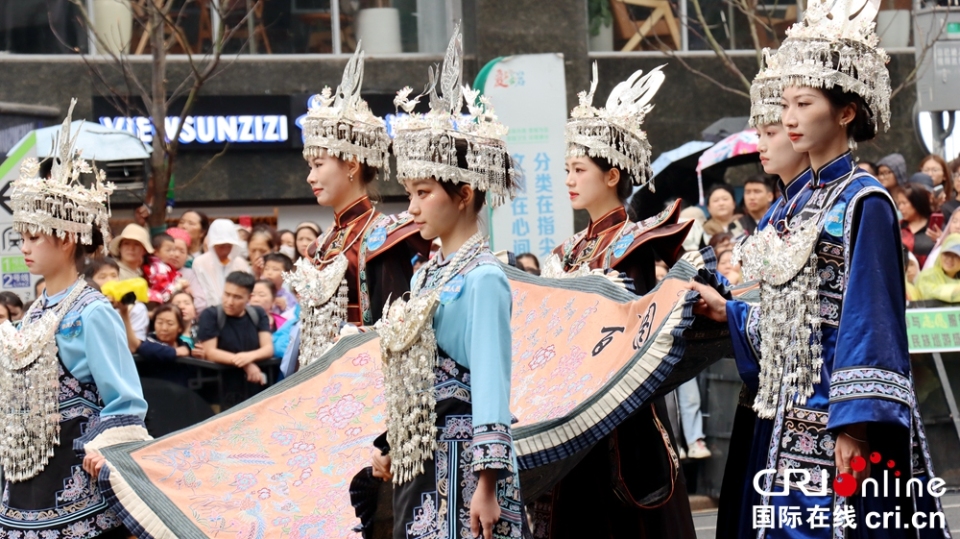 万人空巷！贵州贵阳2.3公里长街变身“民族大舞台”  巡游嗨翻天_fororder_IMG_3224.JPG