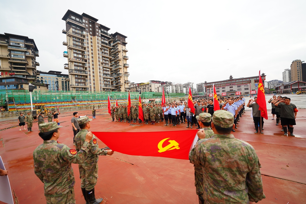 贵州丹寨：抢险救援一线上的“七一”建党节_fororder_7月1日，在贵州省榕江县“村超”球场，驰援抢险救灾一线的丹寨县党员干部在开展“七一”建党节活动。 (1).JPG