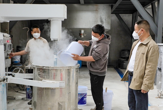 贵州天柱：建筑材料生产迈进绿色低碳发展新阶段_fororder_工人在制作外墙漆 (2).JPG