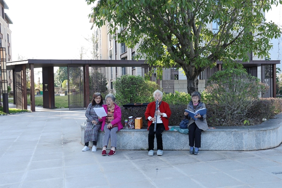 贵州罗甸：生态赋能康养路 旅居热潮暖湖城_fororder_游客在云泽康园•幸福村享受慢生活