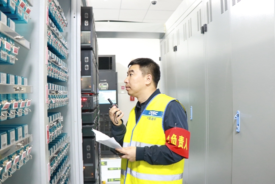 盘兴高铁通信信号专业首件工程通过评估_fororder_图为检查室内设备 李健宏