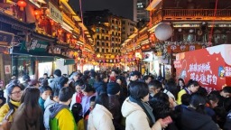 贵州都匀石板街上演元宵民俗喜乐会