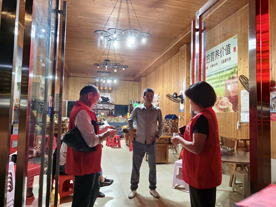 贵州施秉：&ldquo;院坝 入户&rdquo;共绘生态护鸟&ldquo;新图景&rdquo;_fororder_城关镇组织志愿者进入商铺开展保护野生鸟类宣传