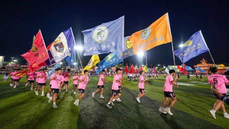 贵州“村超”两周年：全民狂欢 共享足球盛宴_fororder_2025年5月13日，贵州省黔东南苗族侗族自治州榕江县举行贵州“村超”两周年庆典，全民狂欢，共享足球盛宴（周光胜摄）。 (11).JPG