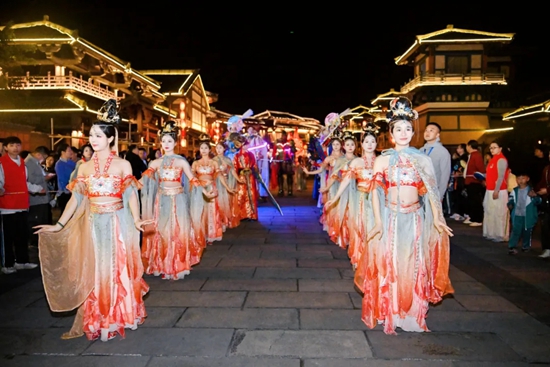 贵州都匀精心打造七大入夏清凉消费场景 邀八方来客“清凉玩一夏”_fororder_秦汉影视城 (1)