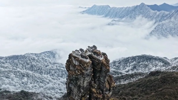 贵州铜仁：梵净山迎2026初雪  绘就冬日童话画卷