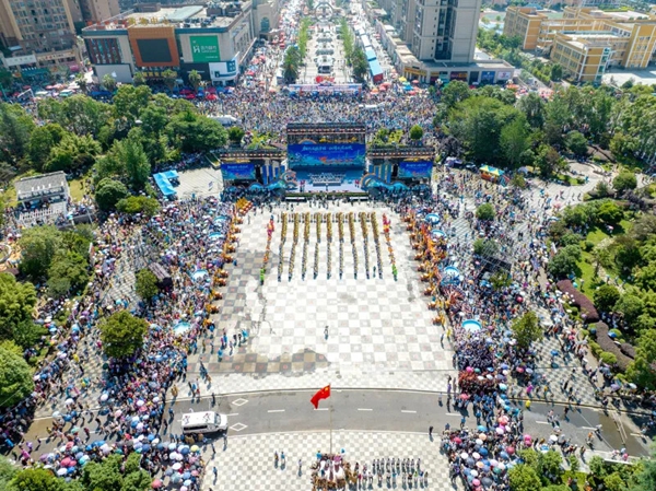 水龙狂欢月 贵州平塘以水为墨 绘就文旅融合新画卷_fororder_开幕式现场.JPG