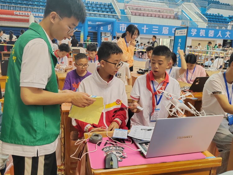 点燃科技梦想！贵阳市中小学机器人大赛举办