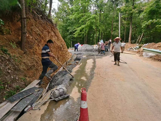贵州独山：党群齐心筑通途 合力共建致富路_fororder_群众合力维修道路3