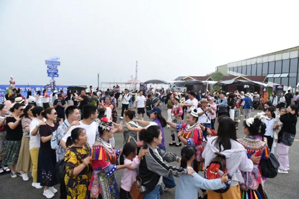 凉都避暑游释放新活力 贵州六盘水梅花山云端盛宴引燃清凉经济_fororder_图片1