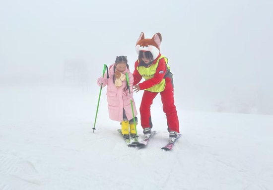 六盘水市水城区玉舍雪山滑雪场正式开板 创新玩法丰富冰雪体验_fororder_图片3