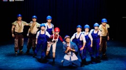 以贵州路与桥为创作蓝本！贵州杂技剧《脊梁》亮相瑞典