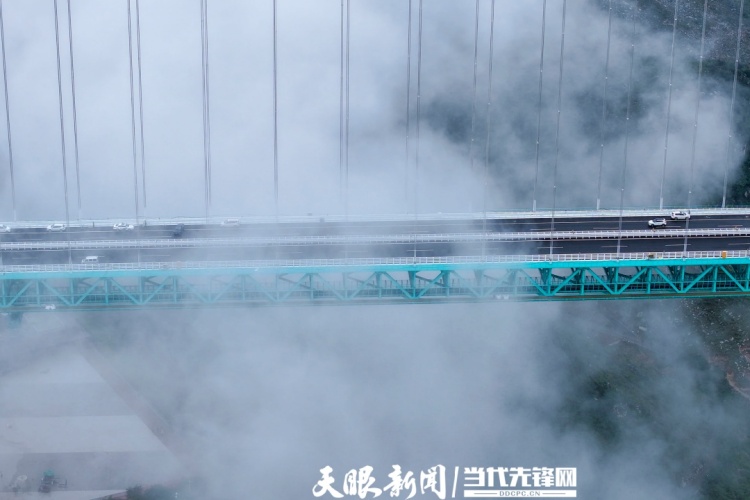 雾绕青峦，桥锁烟霞！花江峡谷大桥宛若山水墨卷