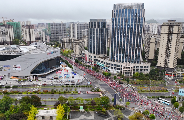 2025广大城贵阳·清镇半程马拉松鸣笛开跑 2025广大城贵阳·清镇半程马拉松鸣笛开跑_fororder_图为比赛航拍图