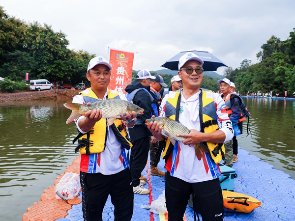 2025中国·罗甸玉湖休闲垂钓拉力赛收官 2025中国·罗甸玉湖休闲垂钓拉力赛收官_fororder_选手展示鱼获(史传鸿 摄)
