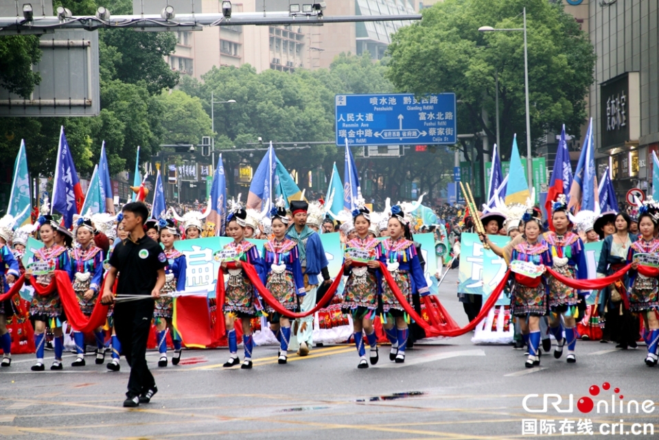 万人空巷！贵州贵阳2.3公里长街变身“民族大舞台”  巡游嗨翻天_fororder_微信图片_20250518163623
