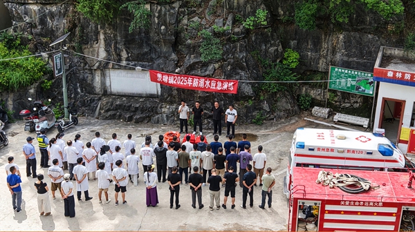 以练备战 贵州惠水实战演练提升水域应急救援能力_fororder_1752668856199-演练前讲解救援要点