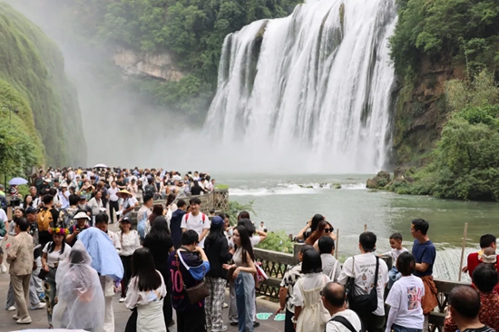 贵州黄果树景区端午节期间迎来旅游小高峰_fororder_640